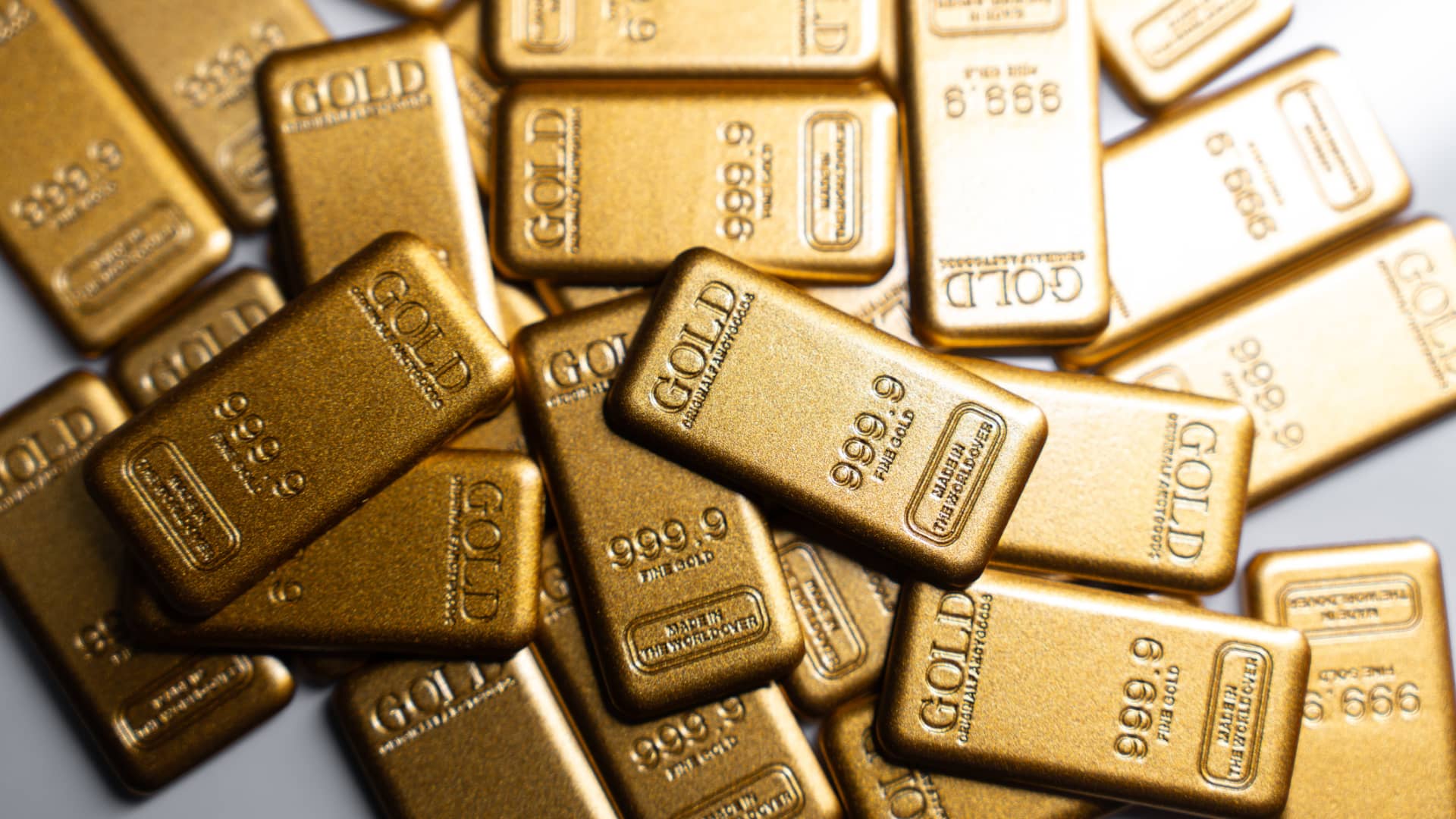 Gold nears one-month high, set for seventh straight monthly rise